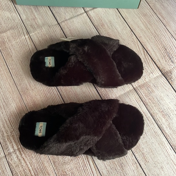 NWT TOMS - Picture 3 of 3